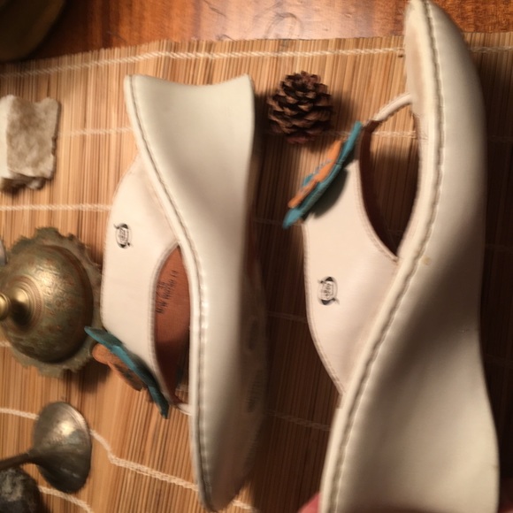 Born ~ Hand-Crafted FootWear Leather Flower Wedge - Picture 5 of 8